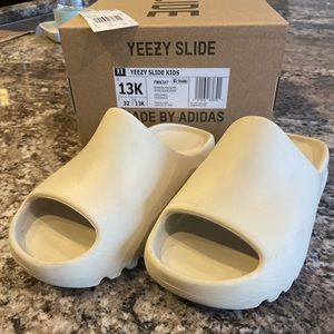 Authentic Yeezy slide kids, FW6347 color BONE.